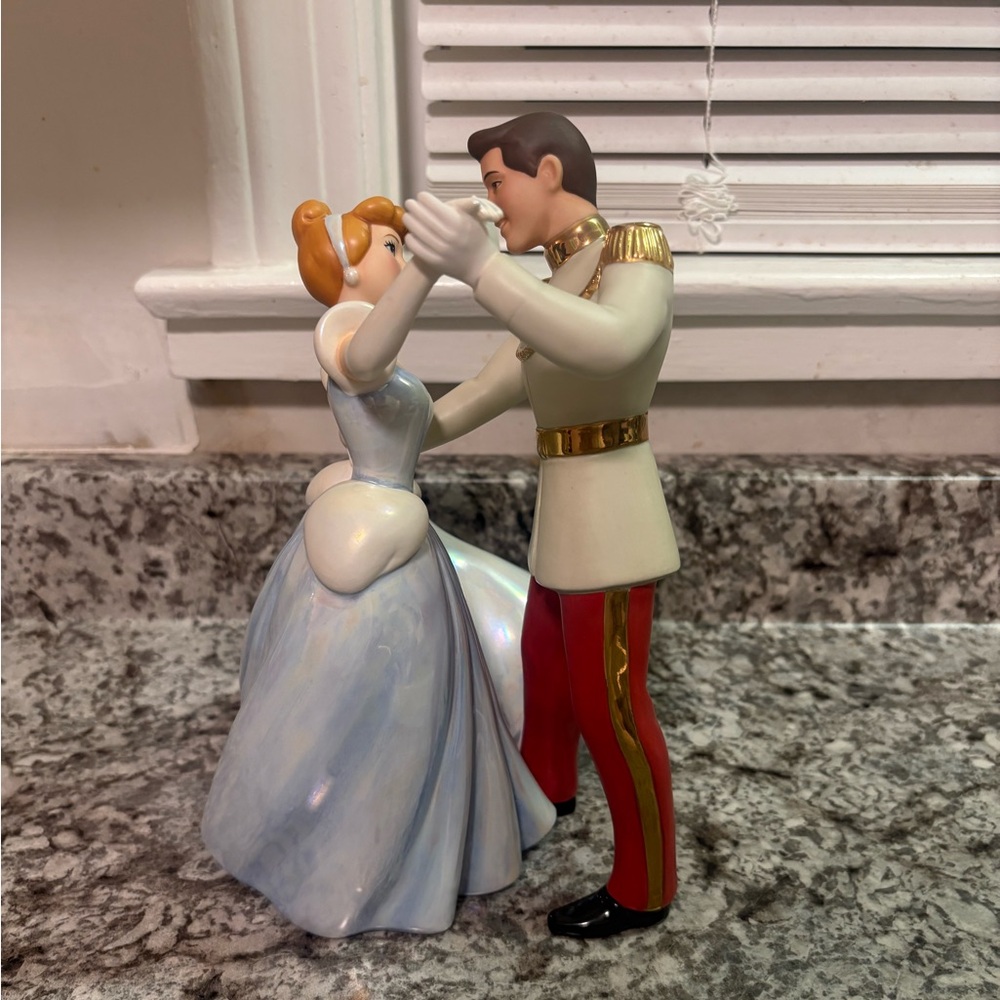 Disney WDCC CINDERELLA "So this is Love" Cinderella & Prince Charming